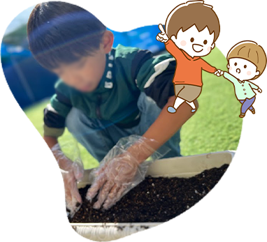 土を触る子ども