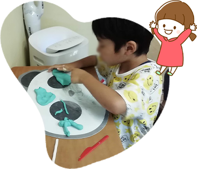 ねんど遊びする子ども02